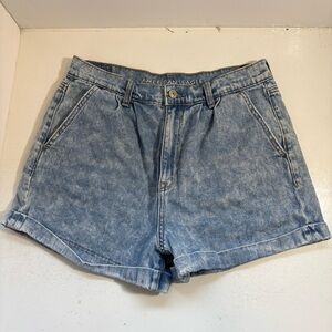 American Eagle women’s denim pleated cuffed high rise mom shorts in size 8